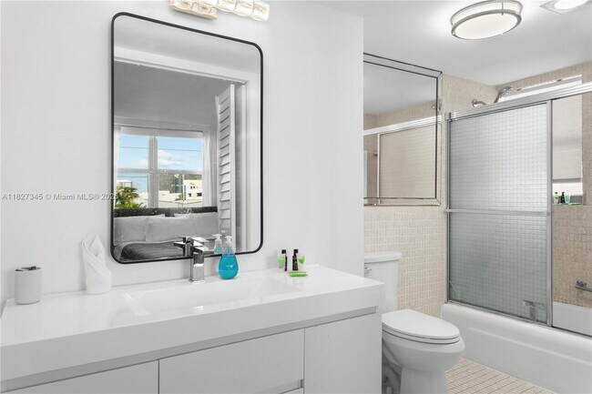 Building Photo - 9440 W Bay Harbor Dr