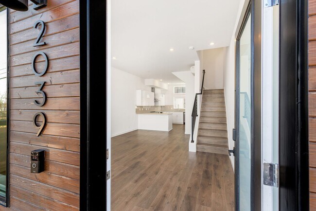 Building Photo - South Seattle Newer Townhome - Great location and floorplan
