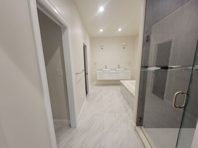 Building Photo - Stylish Single-Level Home in Pasco with Fi...