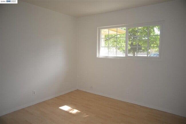 Building Photo - Single Story Condo