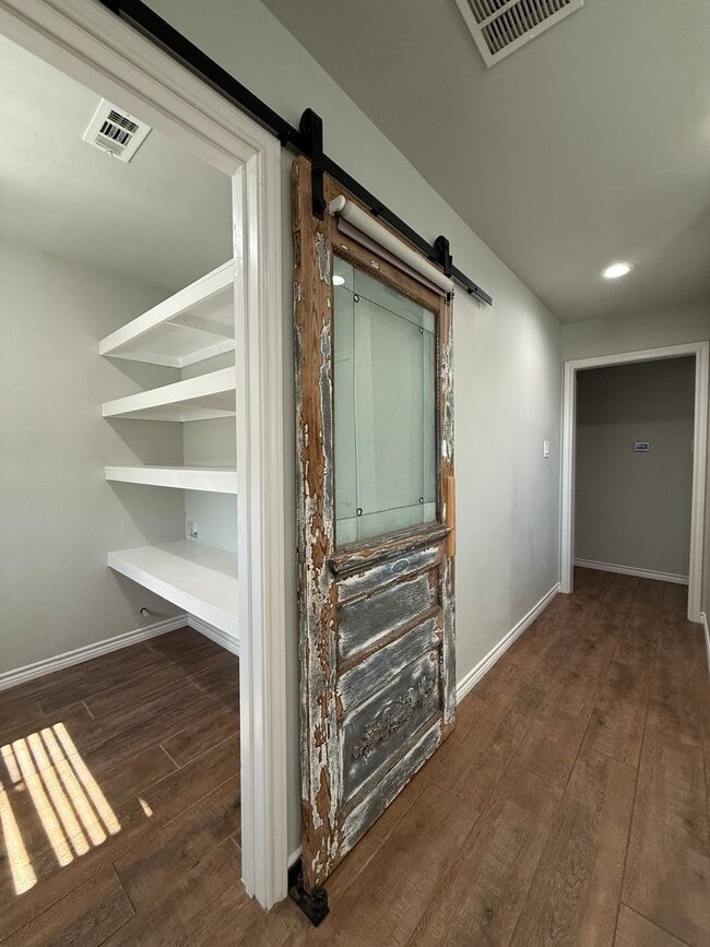 Building Photo - Beautiful modern farmhouse with 5 bedrooms...