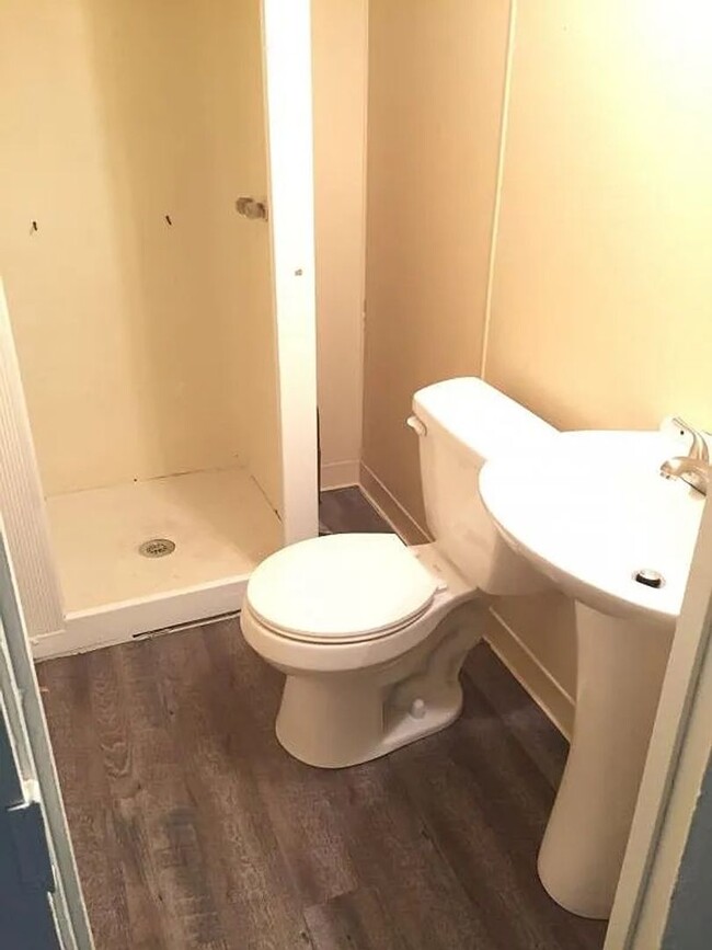 Building Photo - Introducing a pleasant 2-bedroom, 1-bathro...