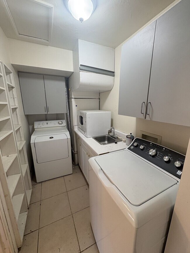 Building Photo - Centrally located Gem for rent