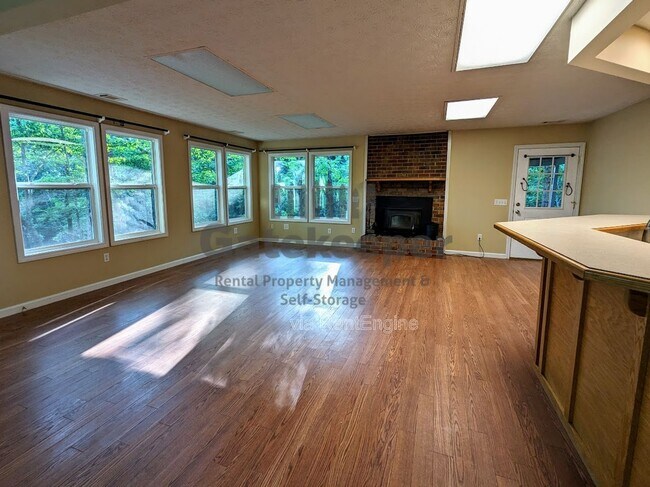 Building Photo - 1096 Boone Rd