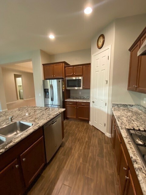 Building Photo - 10245 W Pinnacle Vista Dr