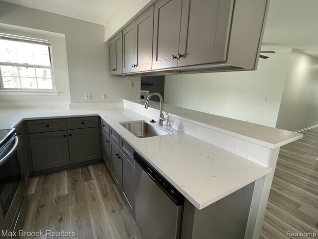 Building Photo - 6635 Bellows Ct