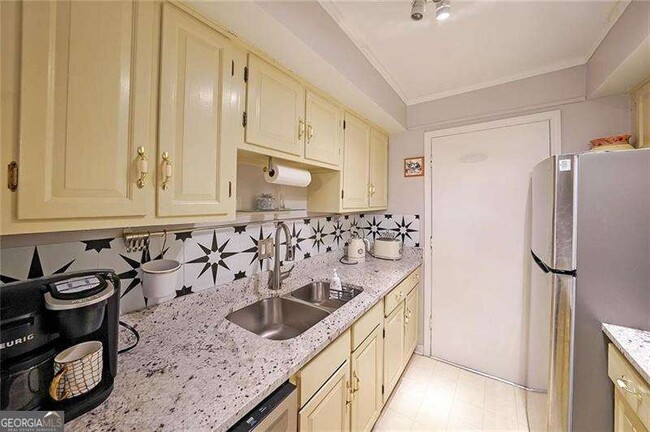 Building Photo - 6851 Roswell Rd