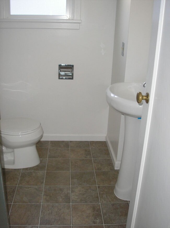 Building Photo - 1 Bedroom- Single Family Home with Large Yard