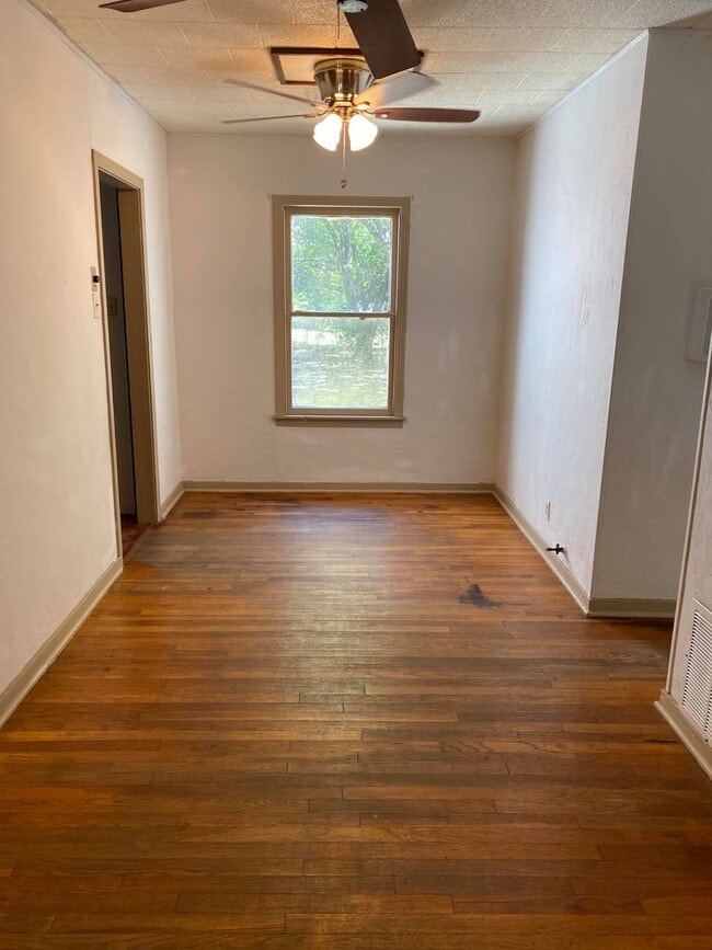 Building Photo - 1409 W San Antonio St