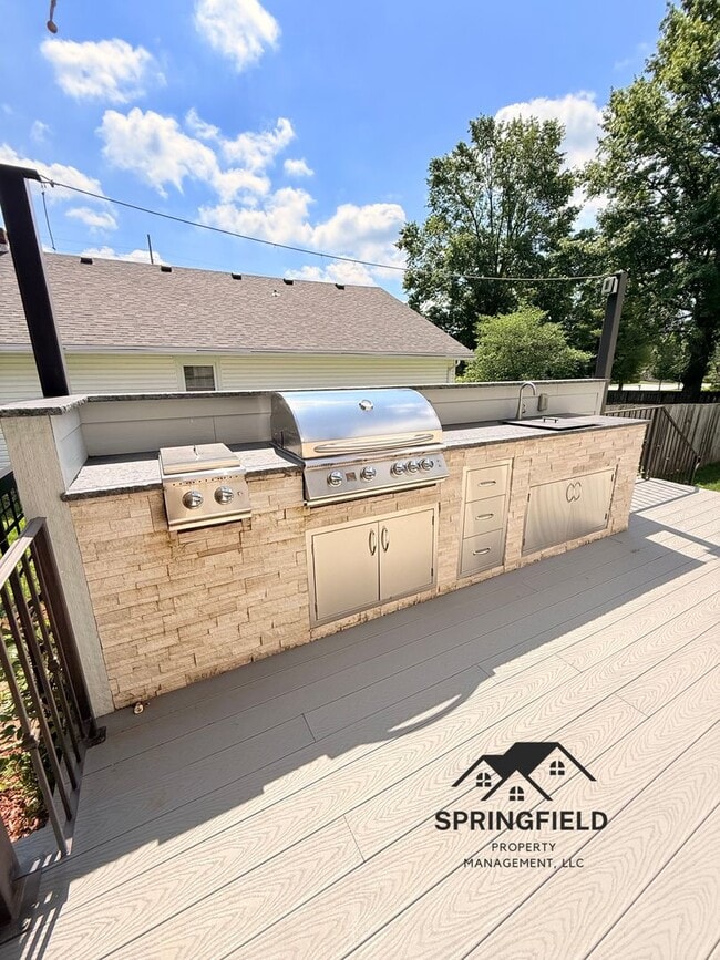 Building Photo - Location-Location, 4 BR / 2 Living Areas in SE Springfield w/ An Amazing Out Door Kitchen - Grill...