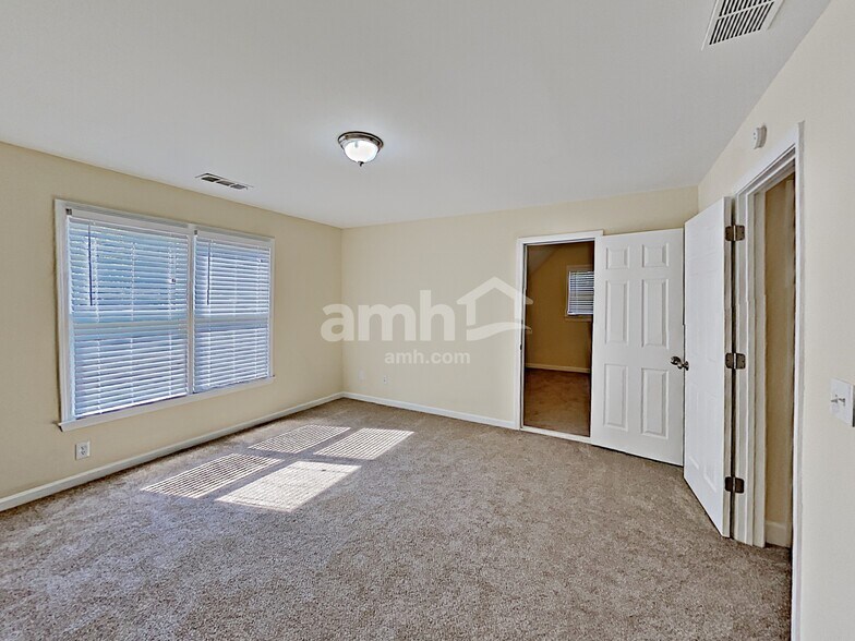 Building Photo - 404 Jessica Ln