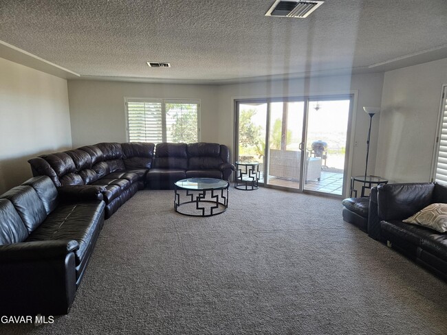 Building Photo - 615 Lakeview Dr