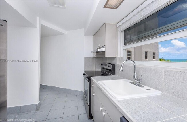 Building Photo - 4925 Collins Ave