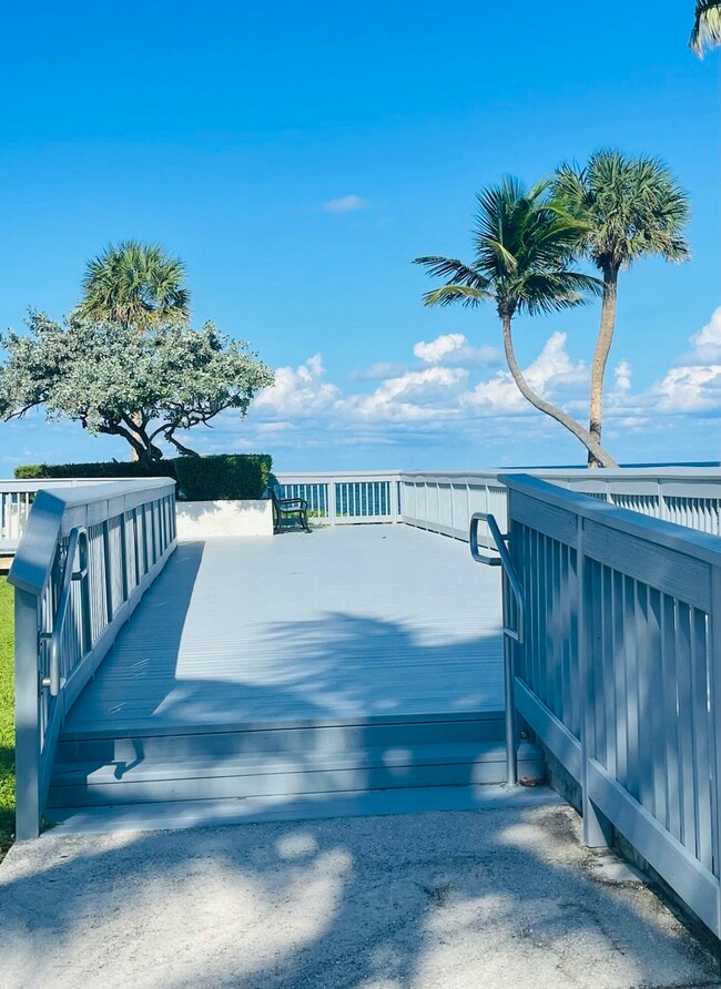 Building Photo - 1237 Hillsboro Mile