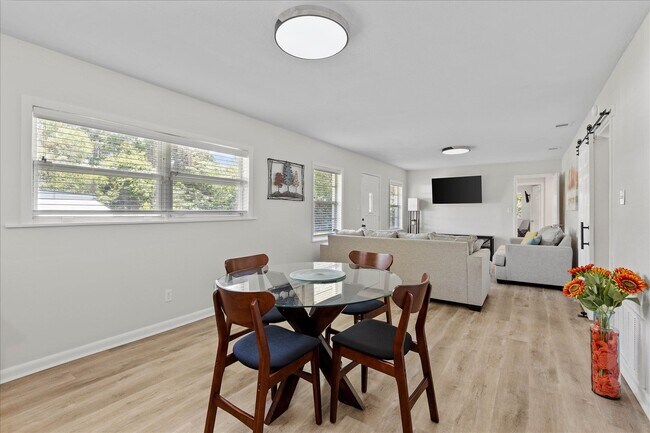 Building Photo - 2425 Bruce Ln