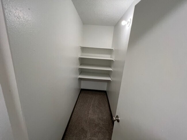Building Photo - Convenient Downtown Location!