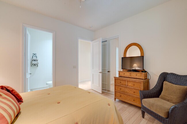 Building Photo - 119 Esperanza Way