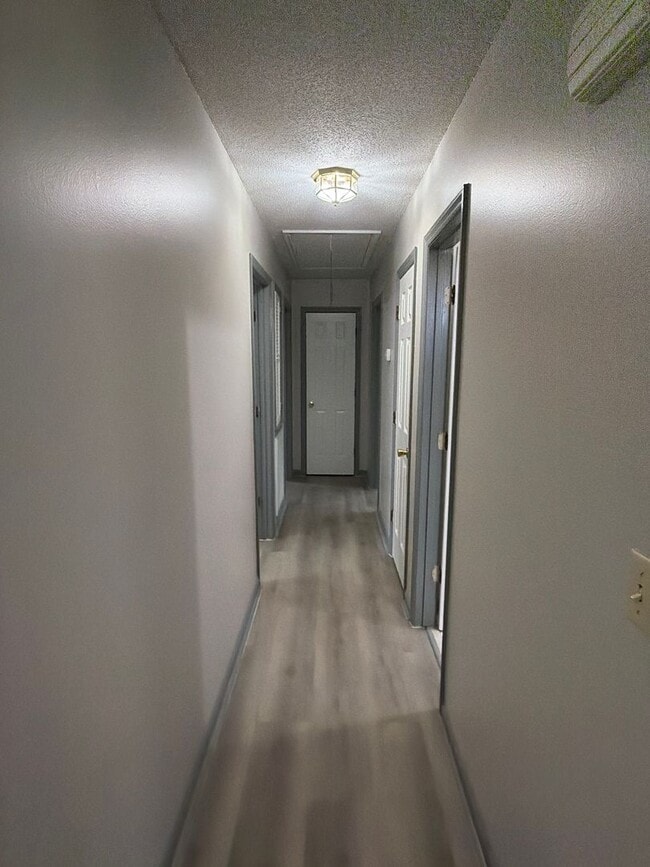 Building Photo - New Listing!!