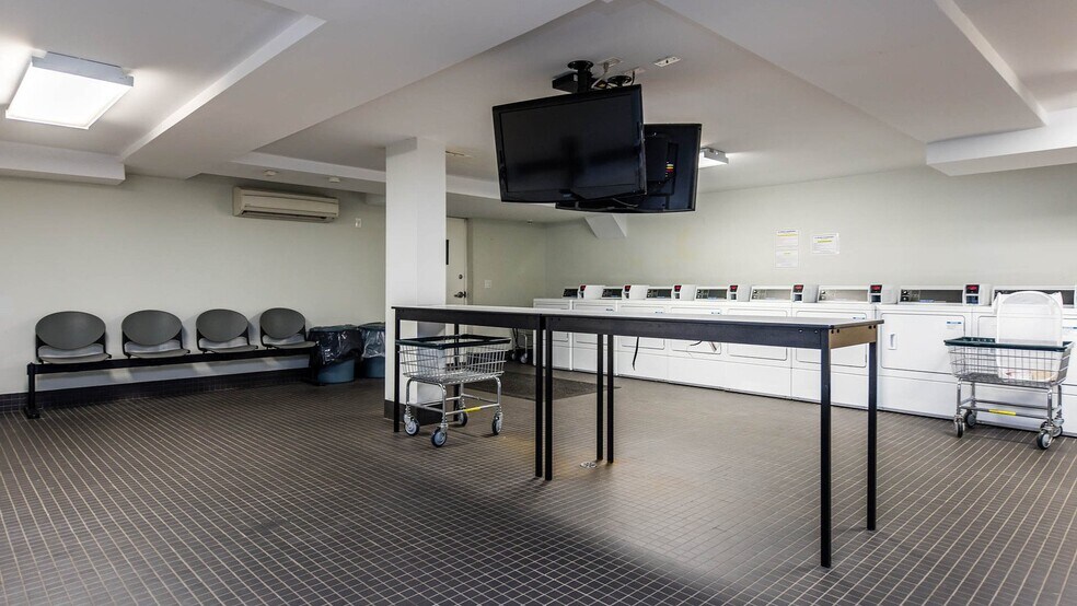 Building Photo - 16-25-25 Putnam Ave