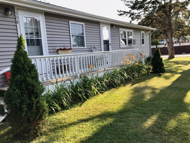 Building Photo - 35 Hemlock St