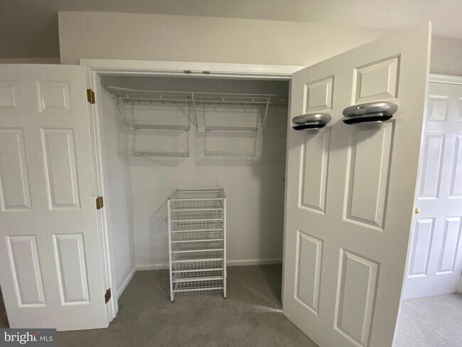 Building Photo - 2063 Hill Rd