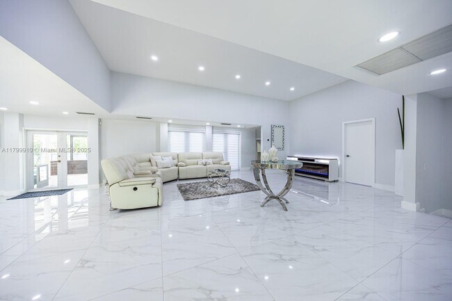 Building Photo - 7345 N Oakmont Dr