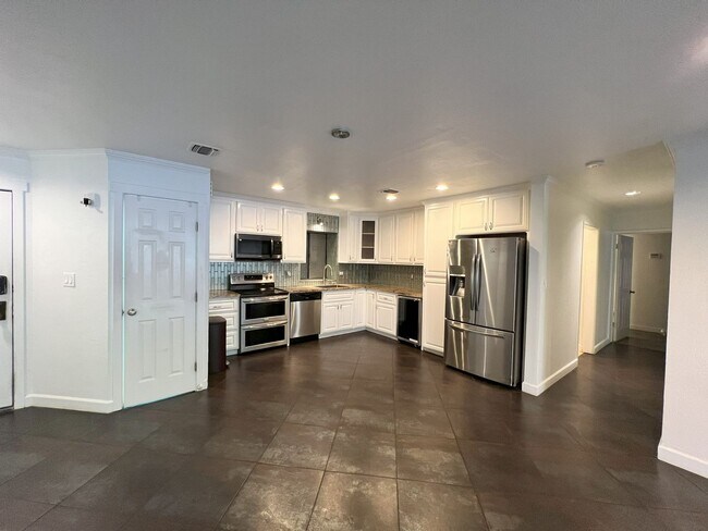 Primary Photo - Remodeled 2 Bed, 2 Bath Unit in Downtown S...