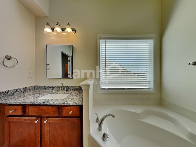 Building Photo - 1152 Balvaird Dr SE