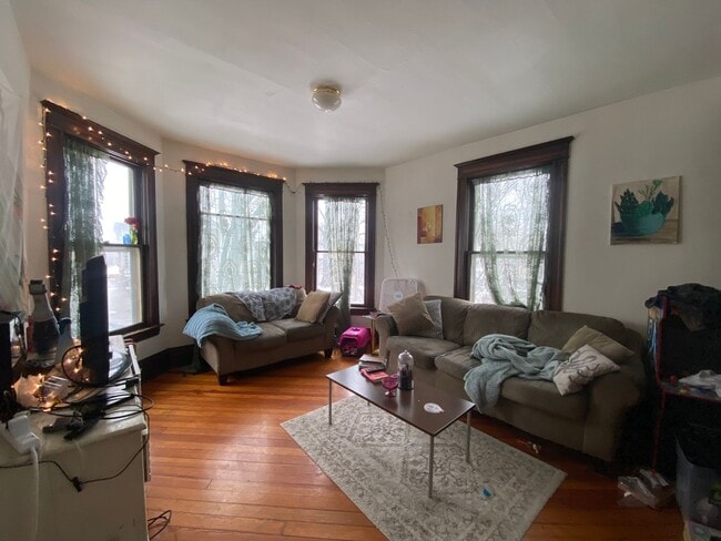 Building Photo - $1,700 | 4 Bedroom, 2 Bathroom | CAT Frien...
