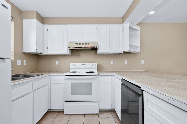 Building Photo - 2bed, 1.5 bath Duplex with Covered Carport & Fenced Yard!