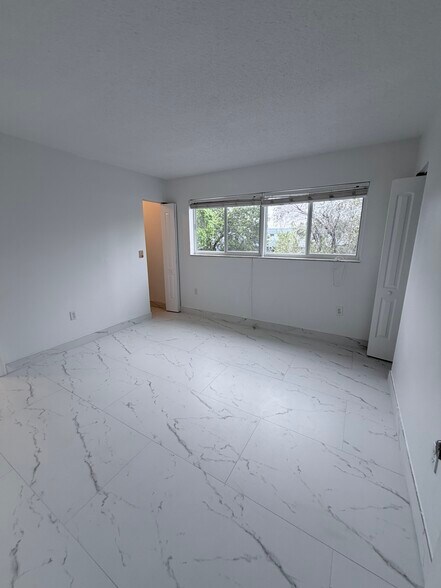 Building Photo - 9365 Fontainebleau Blvd