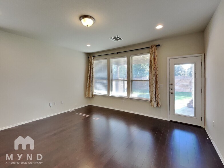 Building Photo - 14000 Osmarea Dr
