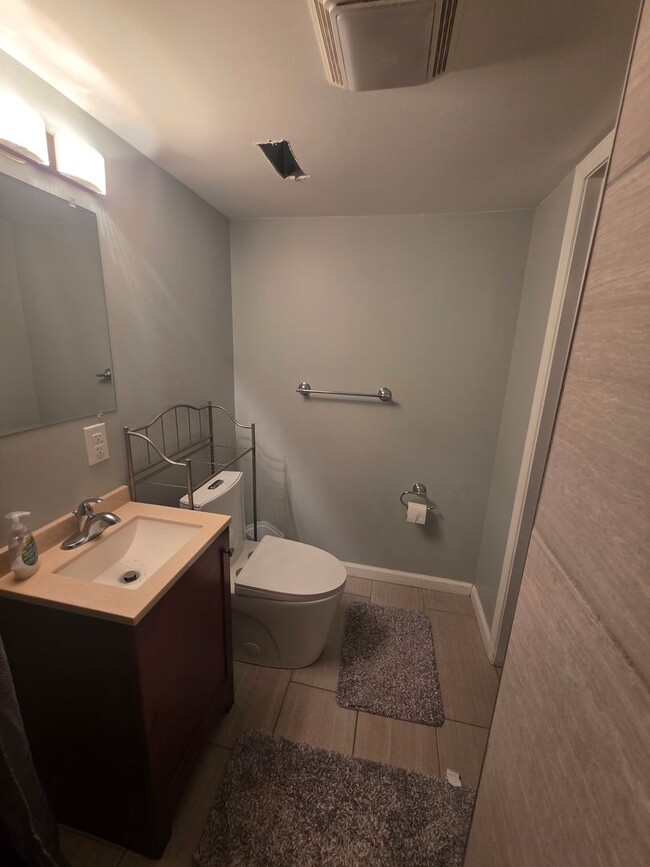 Building Photo - 3-bedroom, 2-bath home in West Mifflin