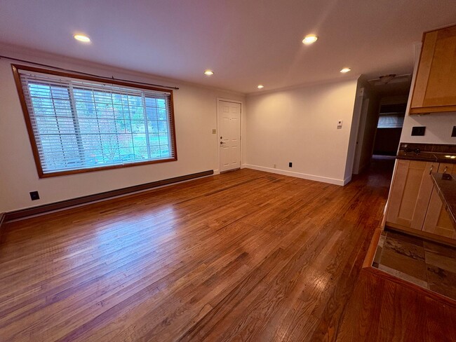 Building Photo - Spacious three bedroom rambler in Shoreline!