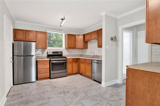 Building Photo - 312 Pineview Ln W