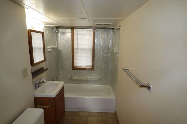 Building Photo - Large 2-Bed Upper Duplex
