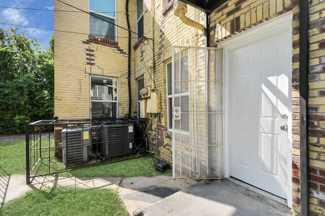 Building Photo - 2817 Truxillo St