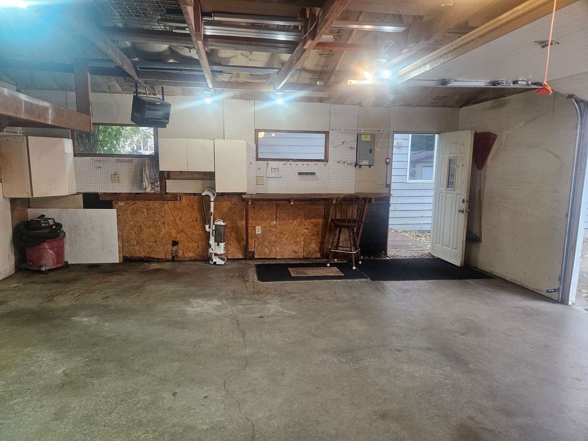 2.5 stall garage work bench - 4301 Quaker Trl NE