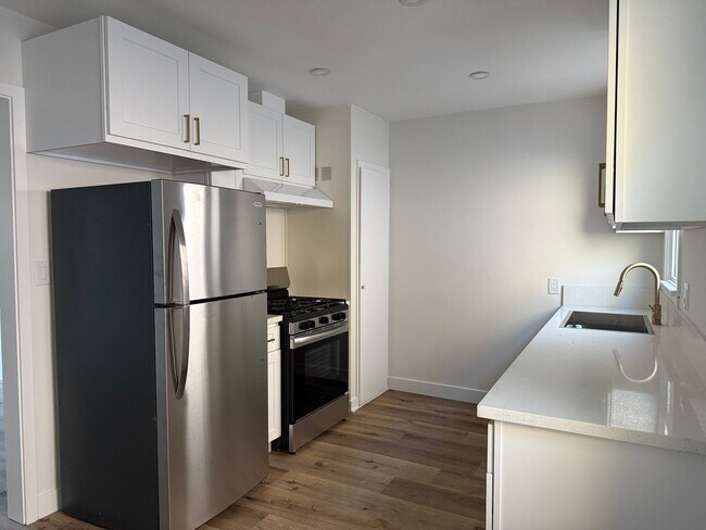 Building Photo - 415 S Main St