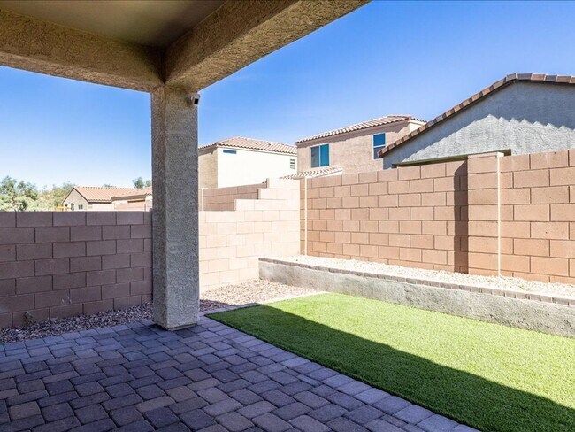 Building Photo - Modern Comfort Meets Community Living – 3 Bed, 2 Bath Beauty with Resort-Style Amenities!