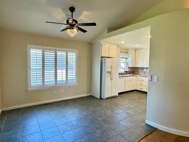 Building Photo - Spacious 3 bedroom, 3 bath bi-level home nestled in the scenic Sierra Nevada foothills