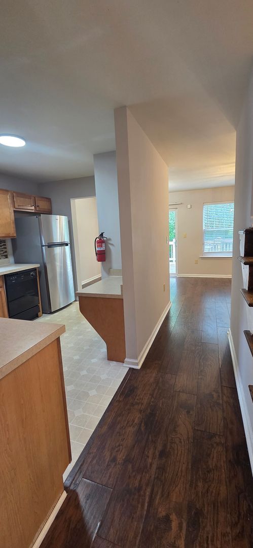 Building Photo - Beautiful 3 bedroom 2.5 bathroom END Unit ...