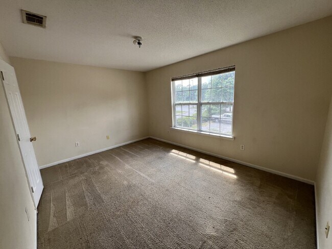 Building Photo - Apartment For Rent