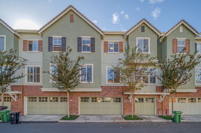 Building Photo - 3-Bedroom Townhome for Rent in Fremont!