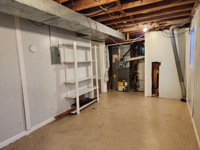 Building Photo - Great 5 Bed 3 Bath Rambler Home in Sandy