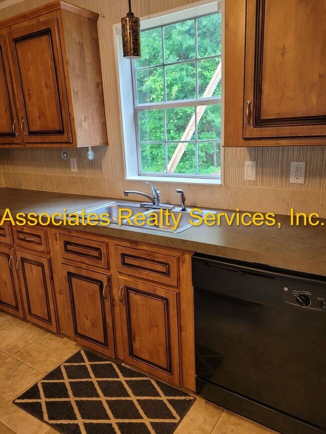 Building Photo - Remodeled and just on the Market!