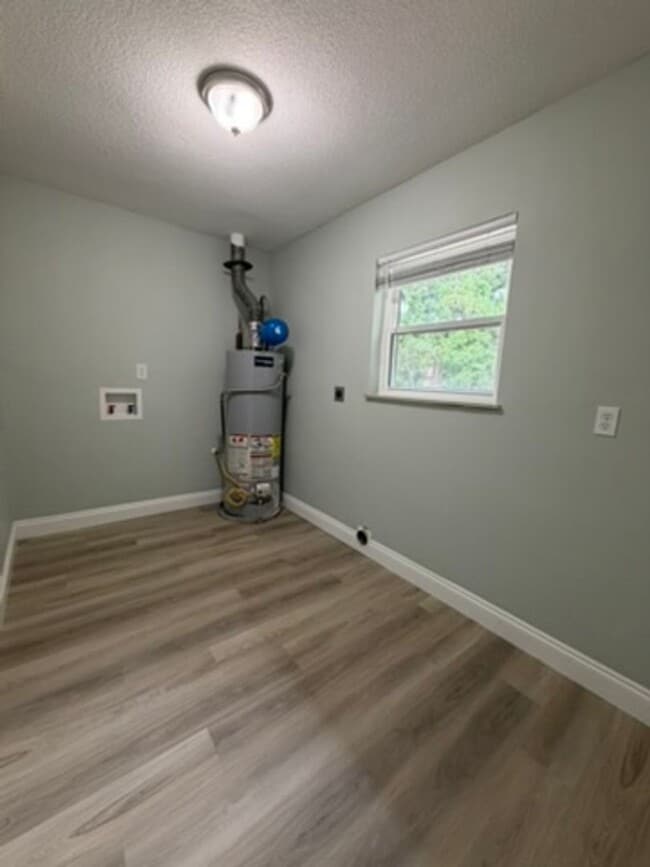 Building Photo - 50% OFF FIRST MONTHS RENT -- UNFURNISHED, UPDATED 3B/1.5B Home in the Heart of Ft. Walton Beach