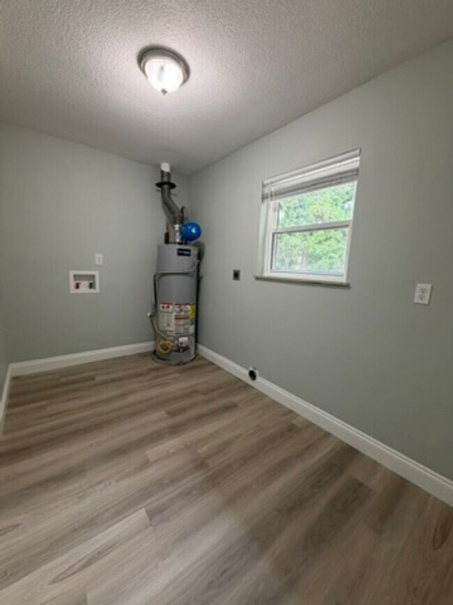 Building Photo - UNFURNISHED, UPDATED 3B/1.5B Home in the Heart of Ft. Walton Beach
