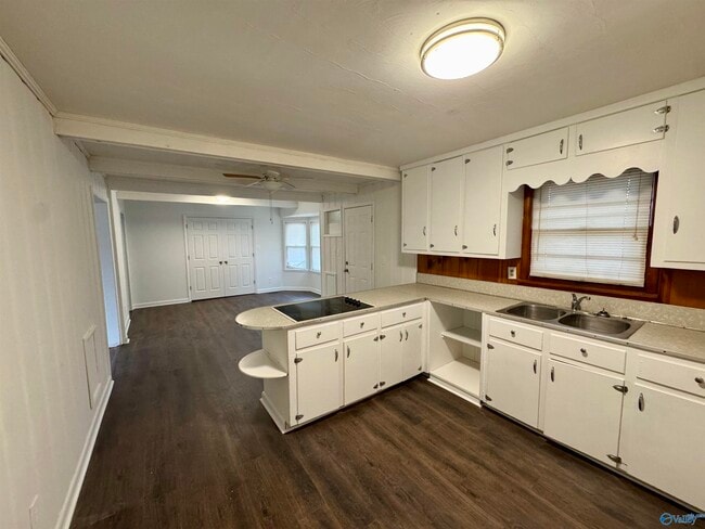 Building Photo - 409 Suffield St