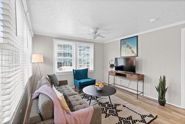 Bright & Cozy Living Room with Smart TV - 301 27th Ave S